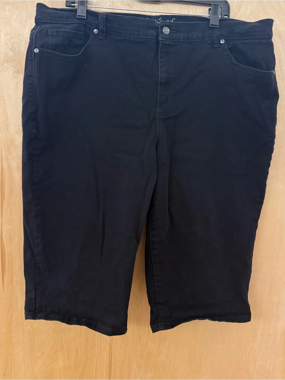Gloria Vanderbilt Amanda Slimming Effect Embellished Shorts / Skimmers: 18